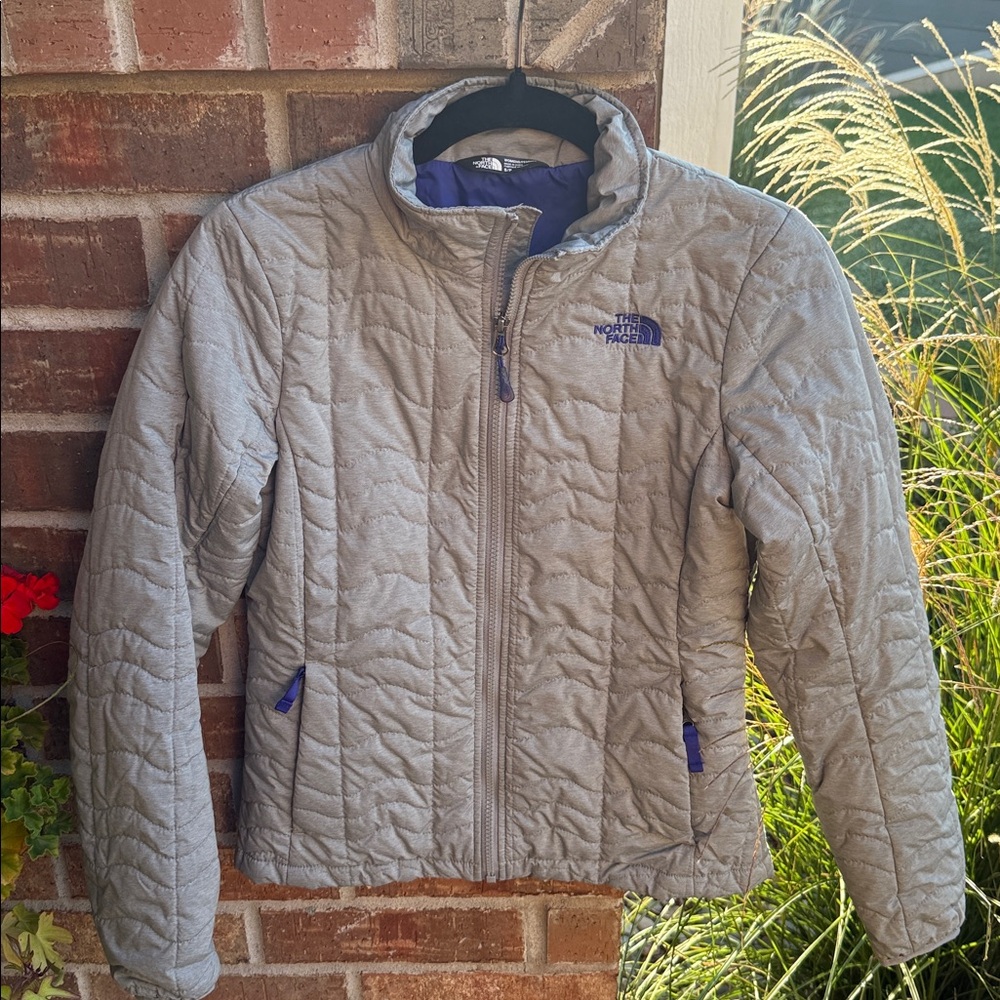 The North Face Ladies S Quilted Gray Light Puffer Jacket lined w/purple - Picture 3 of 12